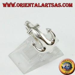 Bague en argent, ancre sur le doigt