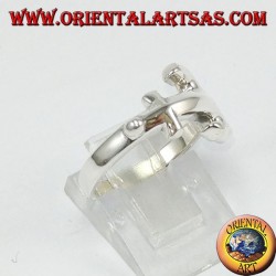 Silver ring, anchor across the finger