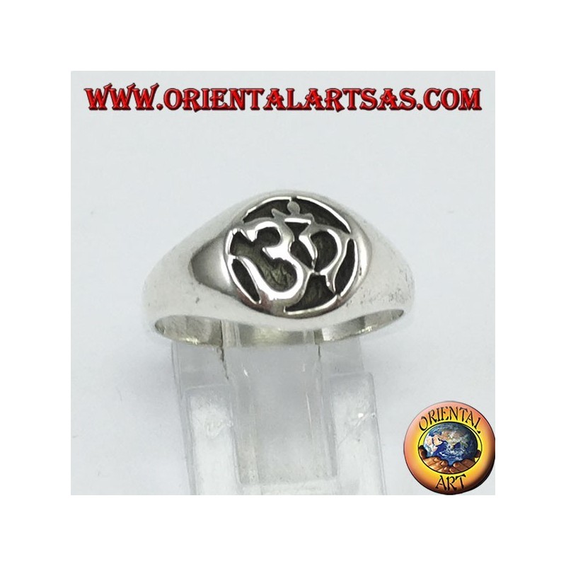 Anillo de plata, sílaba Oṃ la más sagrada tallada