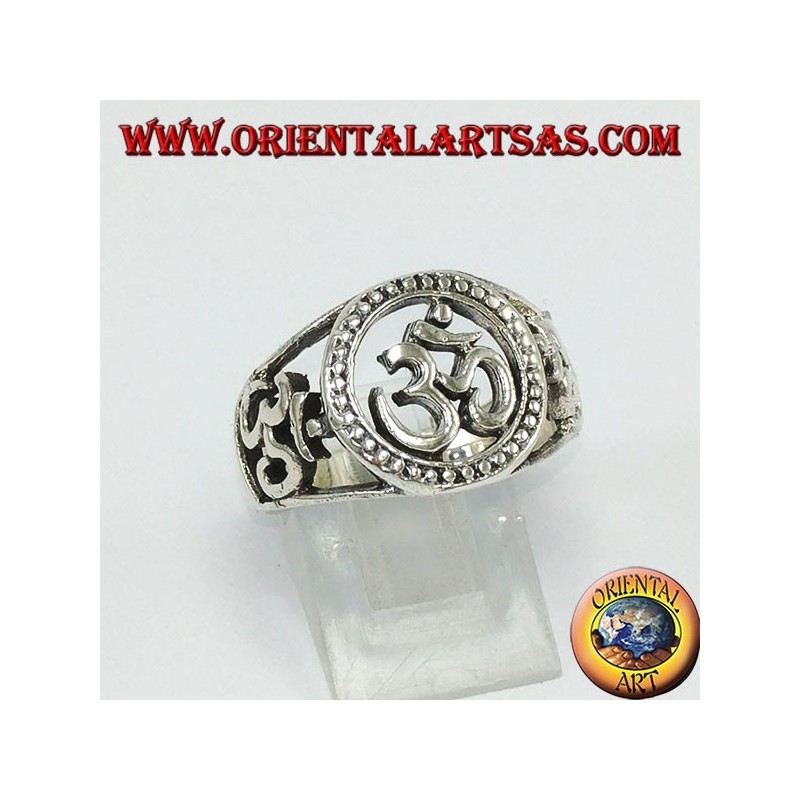 Anillo de plata con tres Oṃ Oṁ, uno central y dos a los lados