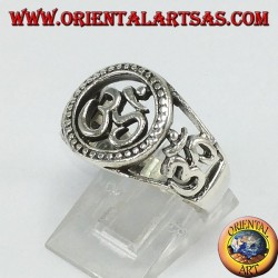 Anillo de plata con tres Oṃ Oṁ, uno central y dos a los lados