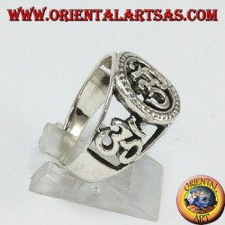 Anillo de plata con tres Oṃ Oṁ, uno central y dos a los lados