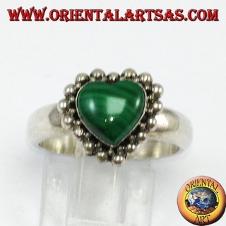 Anello in argento con malachite a forma di cuore