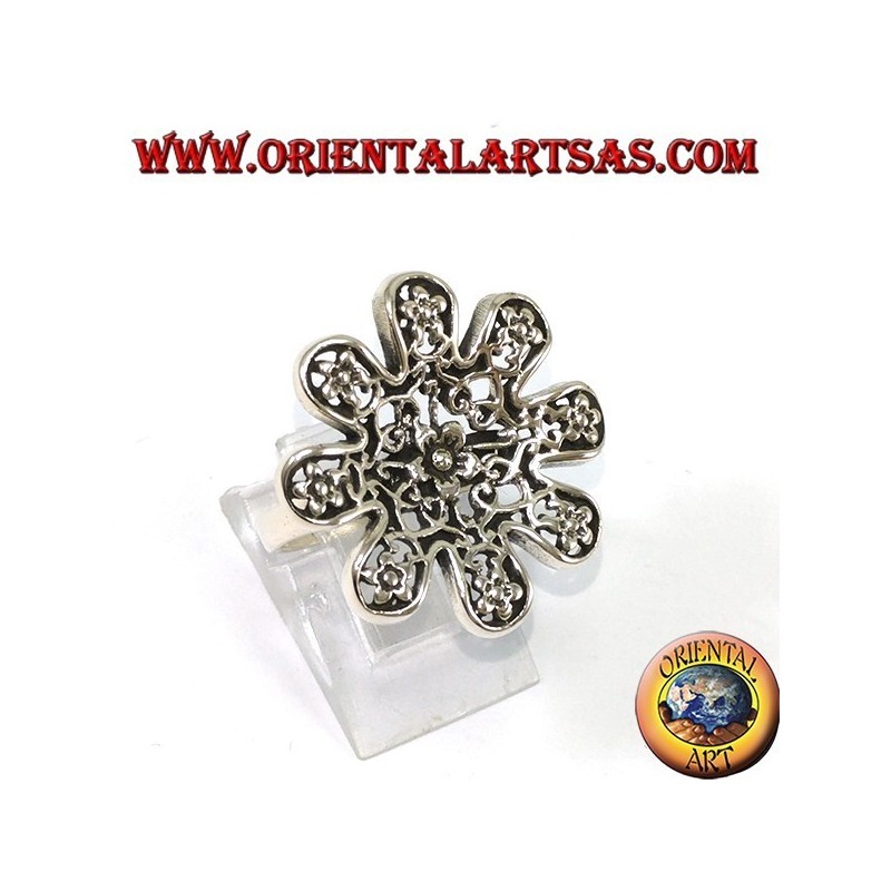 Anillo de plata en forma de flor con rosas perforadas