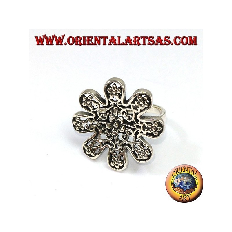 Silberner Ring in Form einer Blume mit durchbohrten Rosen