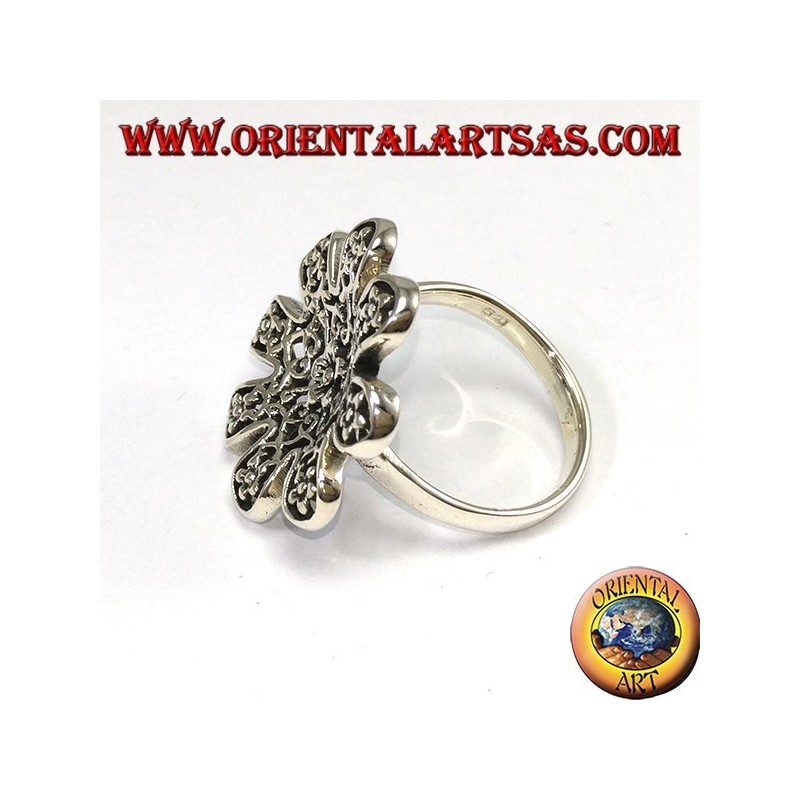 Anillo de plata en forma de flor con rosas perforadas