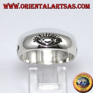 Anillo de plata, sonrisa tallada