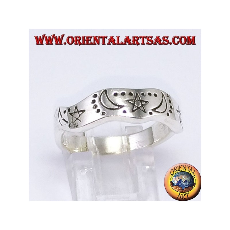Gewellter Silberring mit handgeschnitztem Stern und Monden