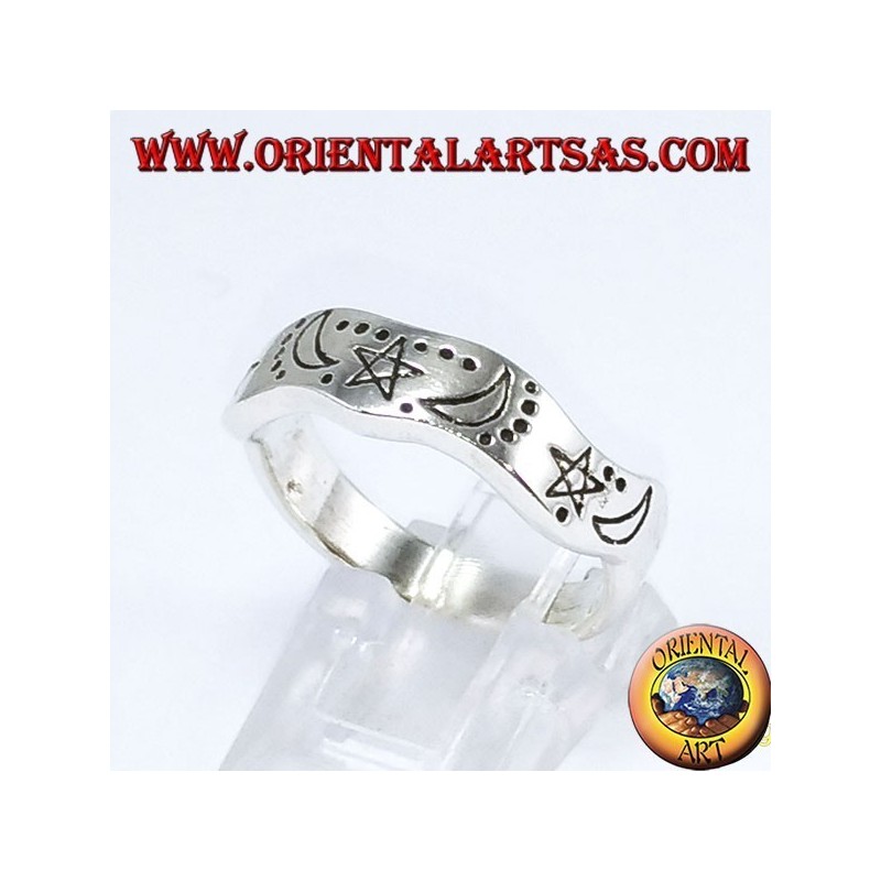 Anello d'argento a fedina ondulato  con stella e lune intagliata a mano
