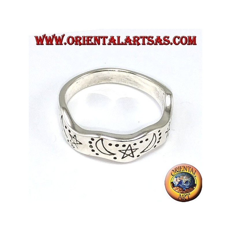 Anillo de plata corrugado con estrellas y lunas talladas a mano