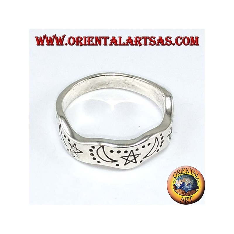 Anillo de plata corrugado con estrellas y lunas talladas a mano