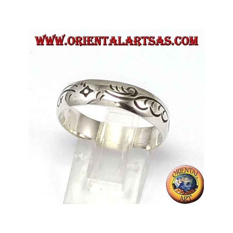 Bague en argent avec gravure