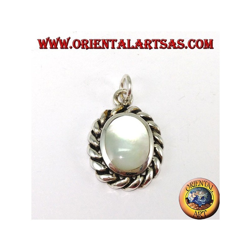 Pendentif en argent avec nacre ovale et bord torsadé