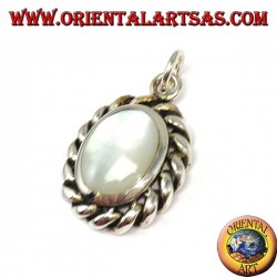 Pendentif en argent avec nacre ovale et bord torsadé