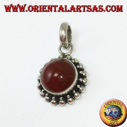 Colgante de plata con cornalina redonda y borde con dos rondas de esferas