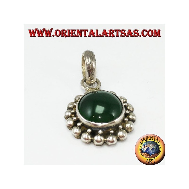 Colgante de plata con ágata verde redonda y borde con dos rondas de esferas
