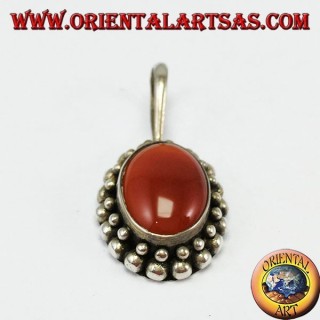 Pendentif en argent avec cornaline ovale, avec le bord a deux tours de sphères