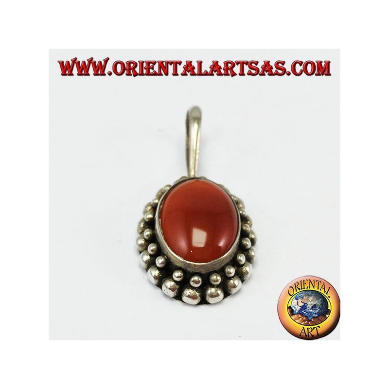 Ciondolo d'argento con corniola ovale, con il bordo ha due giri di sfere 