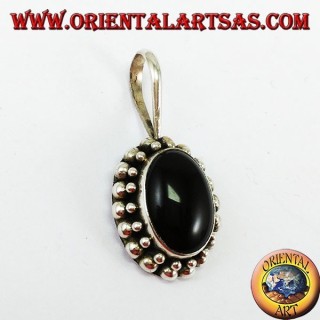 Pendentif en argent avec onyx ovale, avec le bord a deux tours de sphères