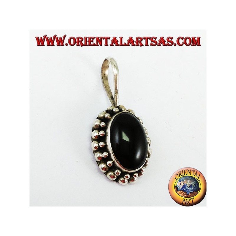 Silber Anhänger mit ovalem Onyx, mit der Kante hat zwei Runden von Kugeln