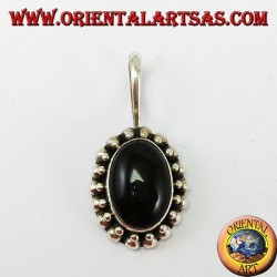 Colgante de plata con ónice ovalado, con el borde tiene dos rondas de esferas