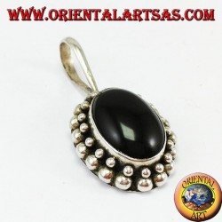 Silber Anhänger mit ovalem Onyx, mit der Kante hat zwei Runden von Kugeln