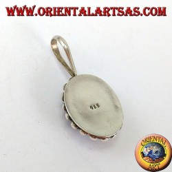Colgante de plata con ónice ovalado, con el borde tiene dos rondas de esferas