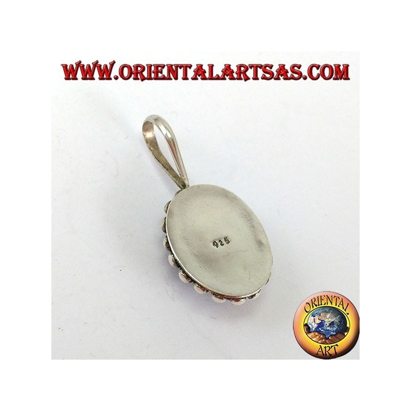 Colgante de plata con ónice ovalado, con el borde tiene dos rondas de esferas