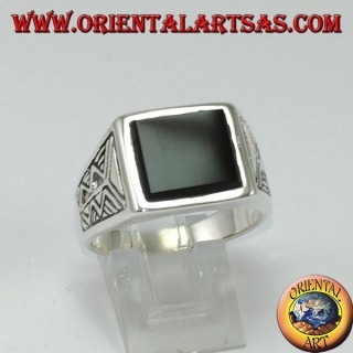 Anillo de plata con ónix cuadrado con grabado azteca en los lados