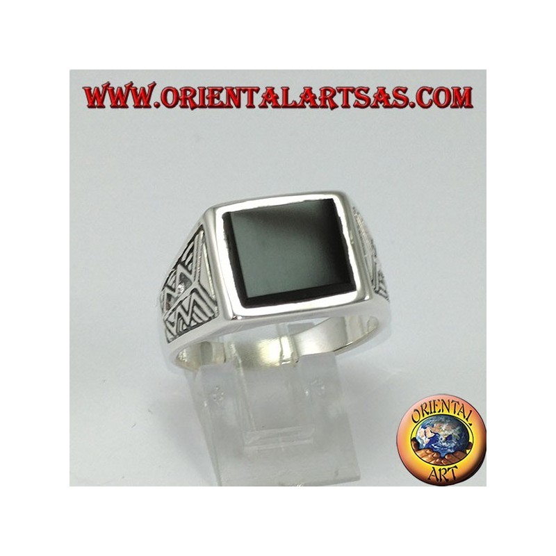 Anillo de plata con ónix cuadrado con grabado azteca en los lados