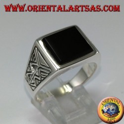 Anillo de plata con ónix cuadrado con grabado azteca en los lados