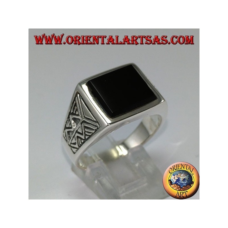 Anello in argento con onice quadrata con incisione Azteca sui lati