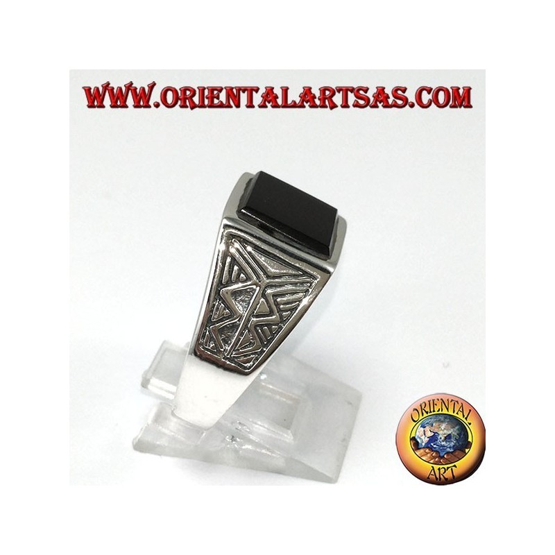 Silberring mit quadratischem Onyx mit Aztekengravur an den Seiten