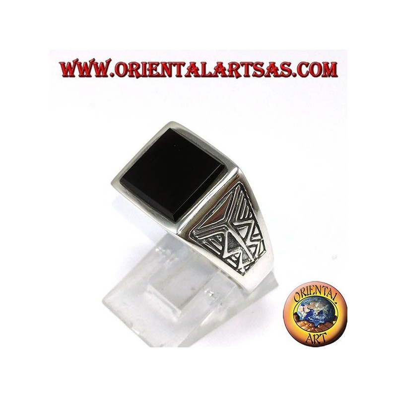 Anillo de plata con ónix cuadrado con grabado azteca en los lados
