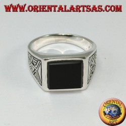 Bague en argent avec onyx carré avec gravure aztèque sur les côtés