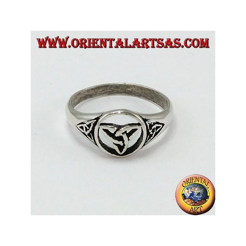 Bague en argent avec trois noeuds de Tyrone (noeud celtique)