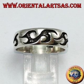 Anillo de plata con grabados tribales