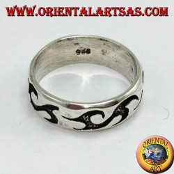 Anillo de plata con grabados tribales