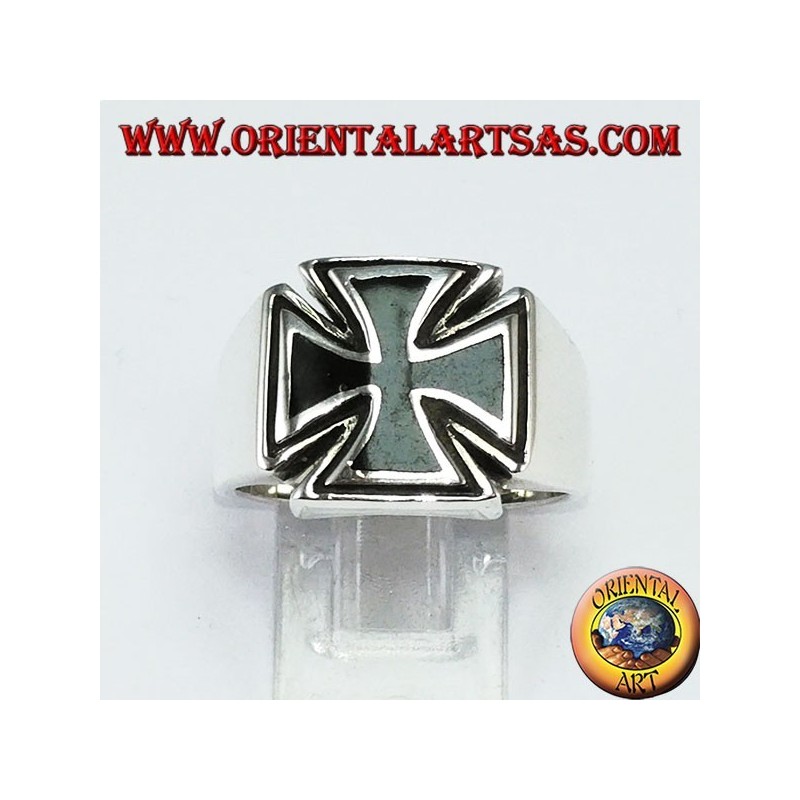 Anillo de plata con cruz de Malta y ónice sintético