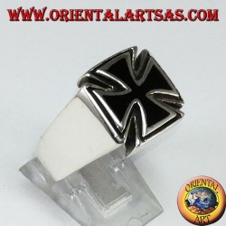 Anillo de plata con cruz de Malta y ónice sintético