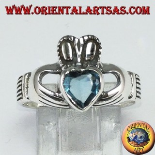 Anello Claddagh con topazio azzurro 