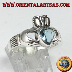 Bague Claddagh avec topaze bleue
