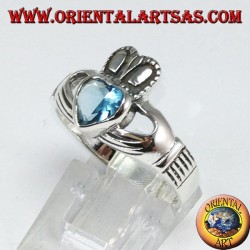 Anillo Claddagh con topacio azul