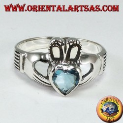 Anillo Claddagh con topacio azul