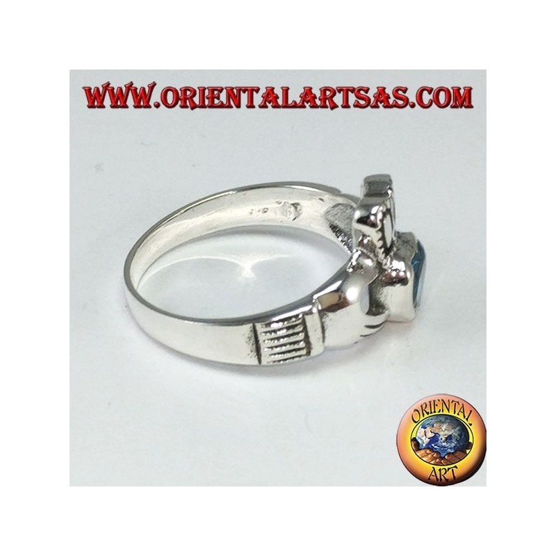 Anillo Claddagh con topacio azul