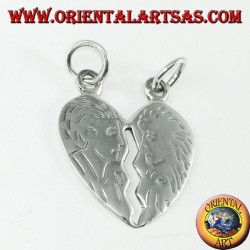 Pendentif en coeur argenté qui fend la tête et l'incise