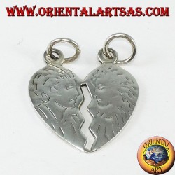Pendentif en coeur argenté qui fend la tête et l'incise
