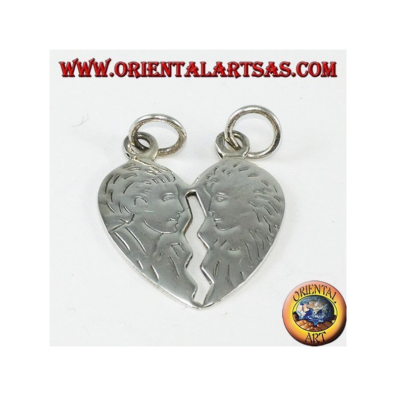 Pendentif en coeur argenté qui fend la tête et l'incise