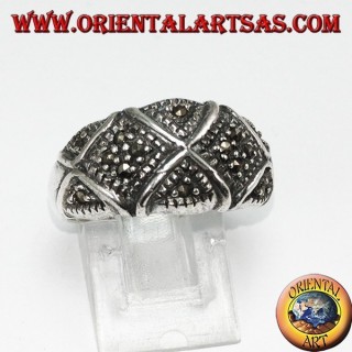 Anillo de plata con banda redondeada de marcasita dividida en X