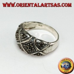 Anillo de plata con banda redondeada de marcasita dividida en X